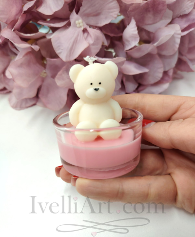 Свещ Мече в розово от соев восък в стъкленица подарък за гости 